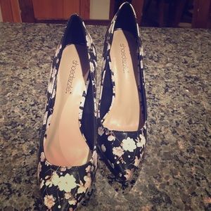 Black high heals with white flowers